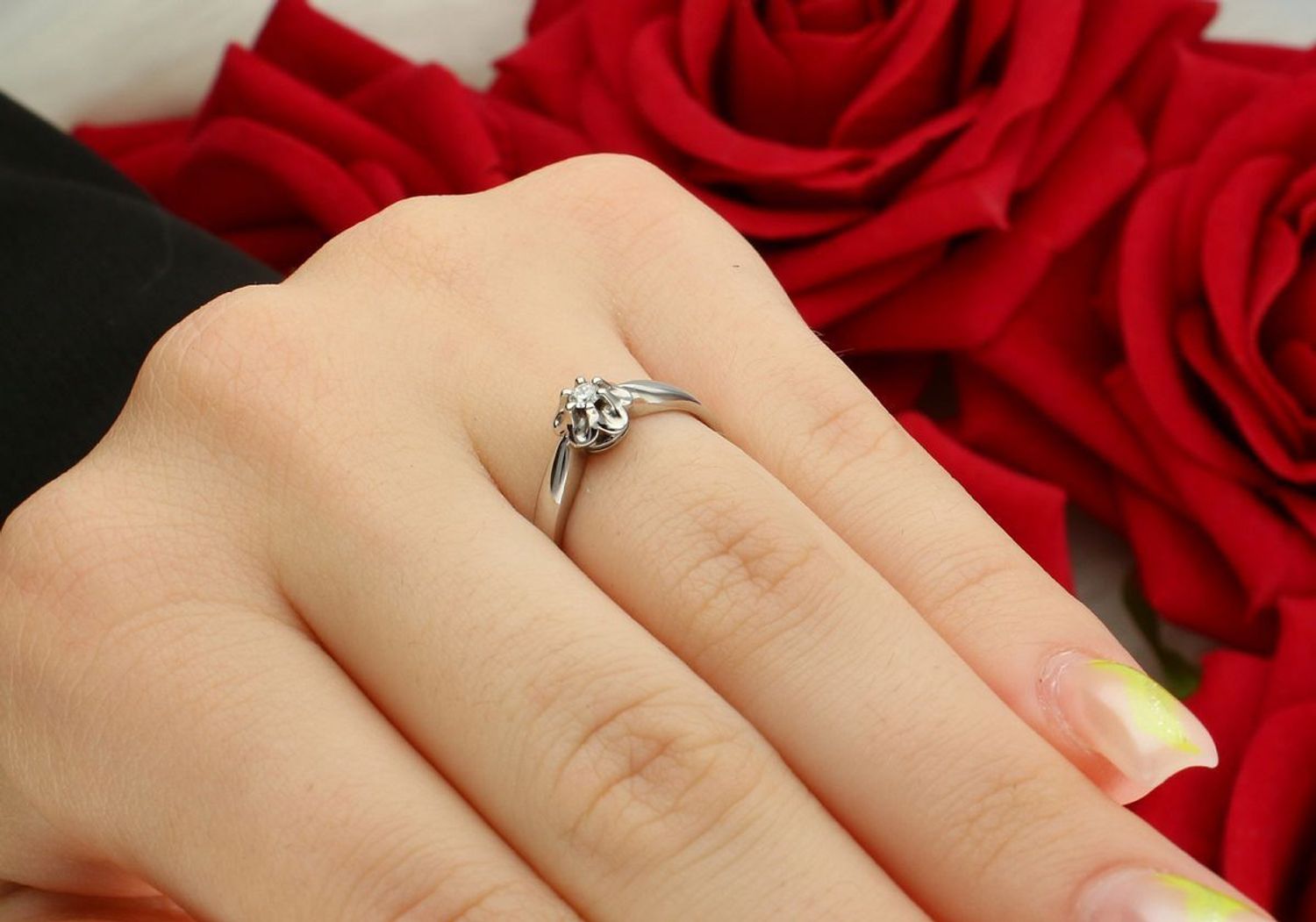 Pierścionek z brylantem 0,05 ct – białe złoto 585 – DIAMENT, klasyczny styl.jpg